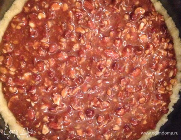 В тесто заливаем начинку.