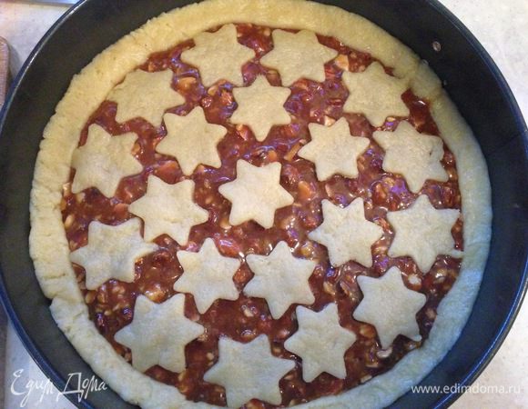 Звездочки выкладываем на начинку и отправляем в разогретую до 180 градусов духовку на 40 минут. Ориентируйтесь по своей духовке, звездочки должны приобрести легкий коричневатый оттенок и не высохнуть. Мне хватило 35 минут.