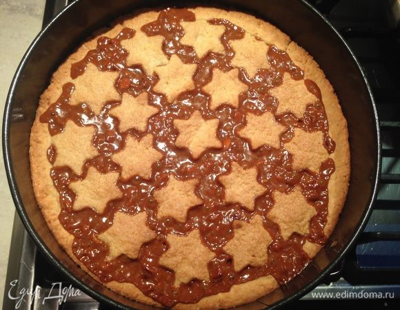 Как только торт готов сразу же снимаем кольцо, чтобы карамель не прилипла к стенкам. И даем остыть. 