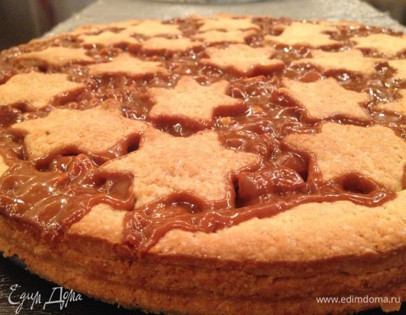 Говорят, что этот торт можно хранить в холодильнике до 2-х месяцев и даже отправлять в посылке! :) На счет посылки - возможно, но вот как людям удавалось хранить его больше пары часов - не представляю! :) Может прятали?! :)