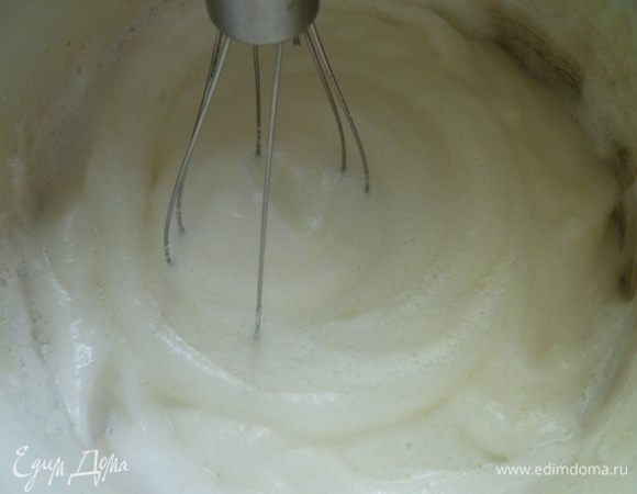 Для начала взбиваем белки в крепкую пену.
Затем понемногу добавляем сахар продолжая взбивать до крепкого безе.