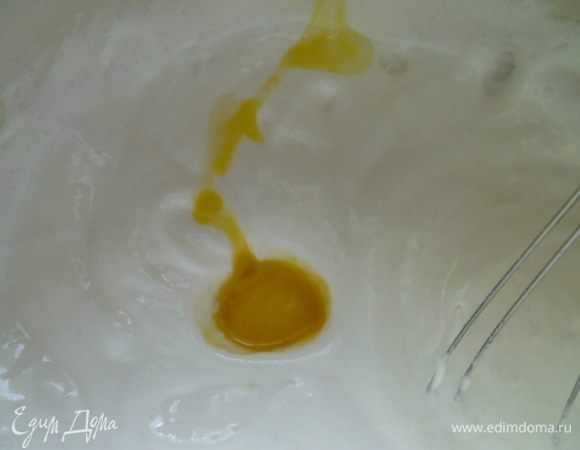 По одному добавляем желтки.