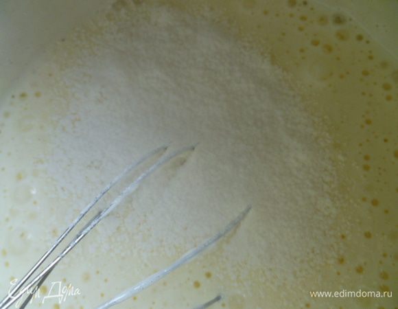 Понемногу вводим просеянную муку аккуратно перемешивая.