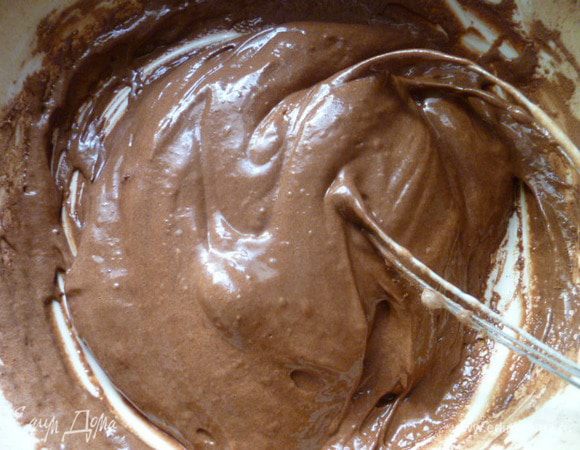 От теста взять 1/4 часть теста и добавить в нее просеянное какао, тщательно перемешать.