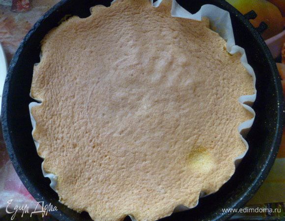 Выпекать в разогретой духовке при 180 градусах 20-25 минут.
Перевернуть на блюдо и аккуратно снять бумагу, стараясь не повредить рисунок.