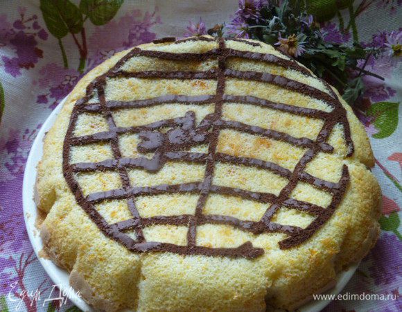 Бисквит сам по себе нежный, но я все же пропитала его облепиховым сиропом (взяла облепиховое варенье и немного воды).