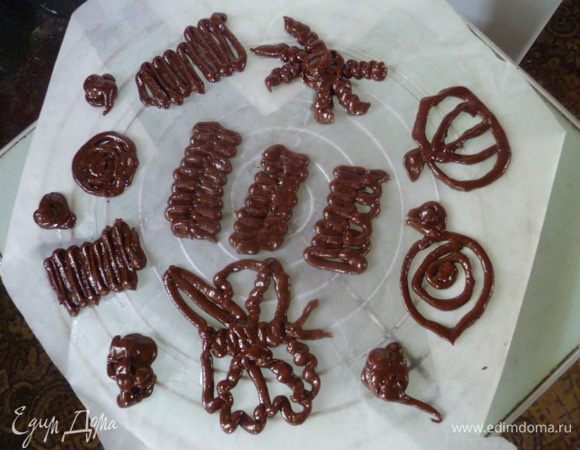 А из остатков теста я нарисовала разные фигурки на смазанном растительным маслом пергаменте.