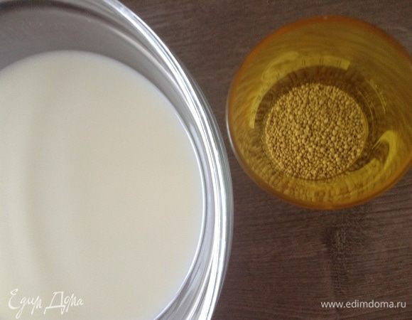 Нагреть молоко до 40 градусов . Всыпаться дрожжи и 1 ст. л. сахара. Все перемешать.