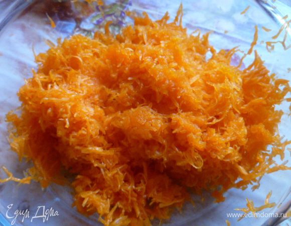 Сначала натираем тыкву на мелкой терке.