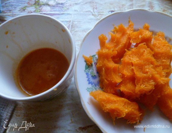 Затем отжимаем от сока так, чтобы жмых лепился и не рассыпался.