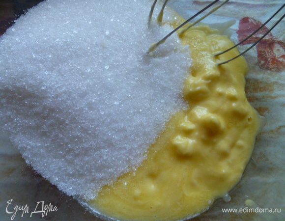 Мягкий маргарин соединить с 1 стаканом сахара и хорошо взбить.