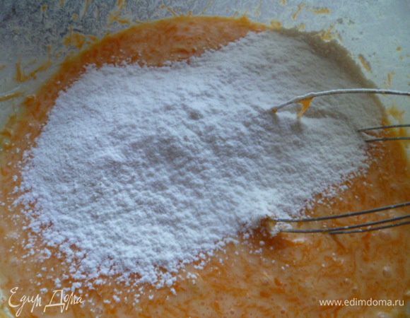 Затем добавить просеянную муку смешанную с содой.