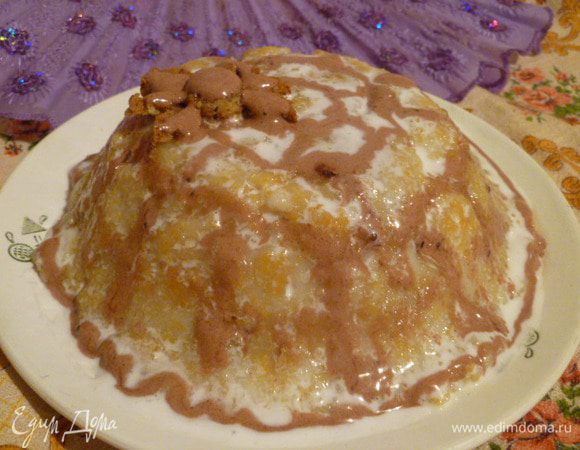 Затем перевернула на блюдо, украсила глазурью и паучком.
Из остатков коржа я вырезала паучка, которого также украсила глазурью.