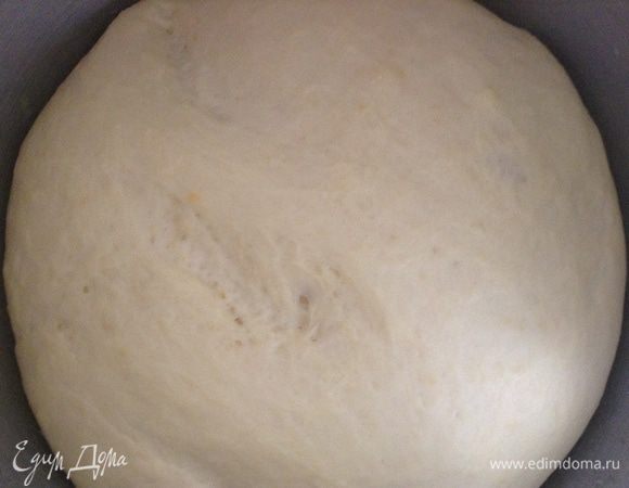 Накрыть влажным полотенцем (намочить в тёплой воде).
Оставить подходить.  После того, как тесто увеличится в 2 раза надо обмять тесто и ещё раз поставить подходить.