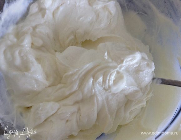 Творог смешать с 2 ст. л. сахара, сметаной и белком (желток отложить).

