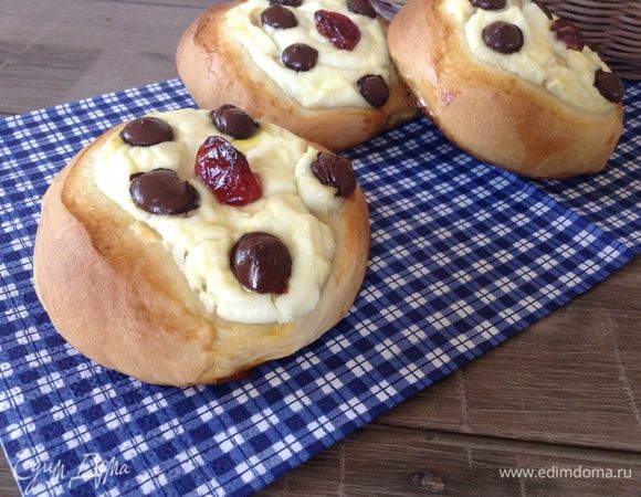 Смазать (желток + 1 ст. л. молока) и отправить в духовку на 20 минут при 190 градусах.