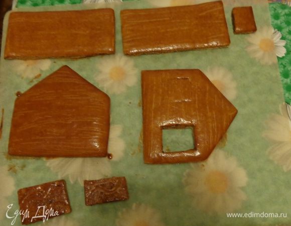 Аккуратно тонким ножом вырезать по шаблону все детали и печь их при 190 градусах до тех пор, пока не позолотится низ деталей. Это займет минут 12-15.
