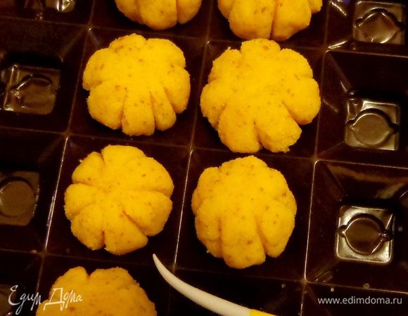 Но не забываем и об обещанном сюрпризе! Ведь все-таки новоселье у нашей тётушки Тыквы! 
Сюрприз - это маленькие кейкпопсы в виде тыковок. Сделала я их из остатков кекса http://www.edimdoma.ru/retsepty/77083-tykvennyy-keks-oranzhevaya-bomba, раскрошив тесто и добавив в него пару ложек сливочного крема для вязкости. Потом скатать шарики и придать им форму тыквы.