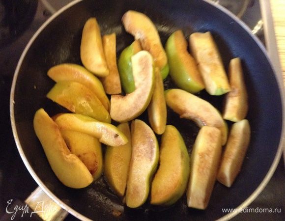 Айву вымыть обсушить порезать на дольки и обжарить на смеси оливкового (растительного) и сливочного масла. Переложить в другую посуду.