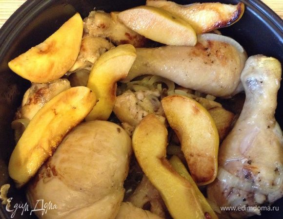 Дальше если Вам позволяет ваша жаровня, вернуть курице айву, выложить пучок трав (вполне можно заменить сухими), залить сидром и тушить на маленьком огне еще 1 час. Я же все сложила в мультиварку и тушила 1 час в режиме "Выпечка". Жаровня у меня маленькая использовала лишь для подачи.