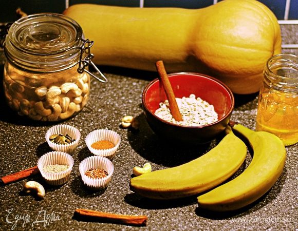 Для приготовления орехового молока замочить кешью в питьевой воде на 1 час. И пока кешью плавают, самое время подготовить остальные ингредиенты.