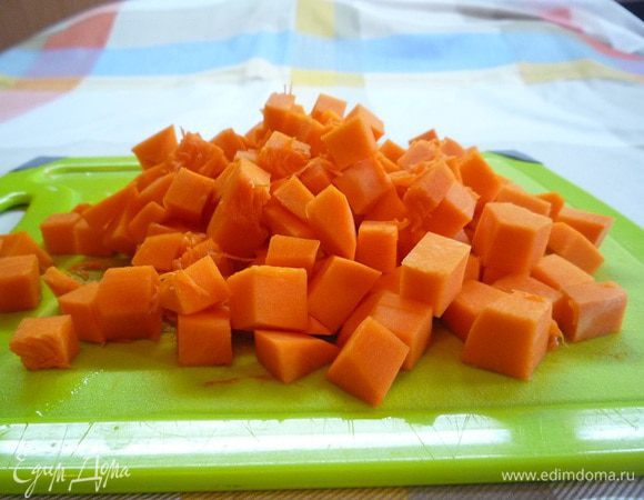 Тыкву очищаем и крупно нарезаем.