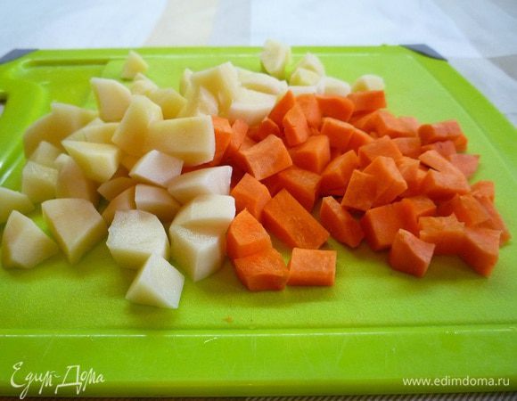 Морковь и картофель очищаем и нарезаем помельче.