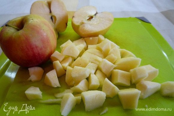 Яблоки очищаем от кожуры и семечек и нарезаем не слишком крупно.