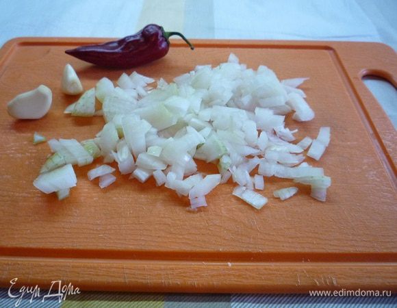 Лук, чеснок и перчик мелко нарезаем. Если суп будут кушать детки, то перчик следует исключить.