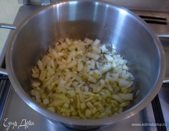 В кастрюлю наливаем оливковое масло, и на маленьком огне обжариваем лук и чеснок до прозрачного состояния около 5 минут.
Добавляем имбирь и мускатный орех и продолжаем обжаривать еще пару минут.