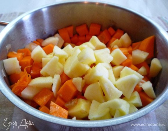 Добавляем к моркови тыкву, картофель и перчик, перемешиваем, затем добавляем яблоко и заливаем кипятком так, чтобы вода еле покрывала наши овощи. Закрываем крышкой и тушим 30 минут.