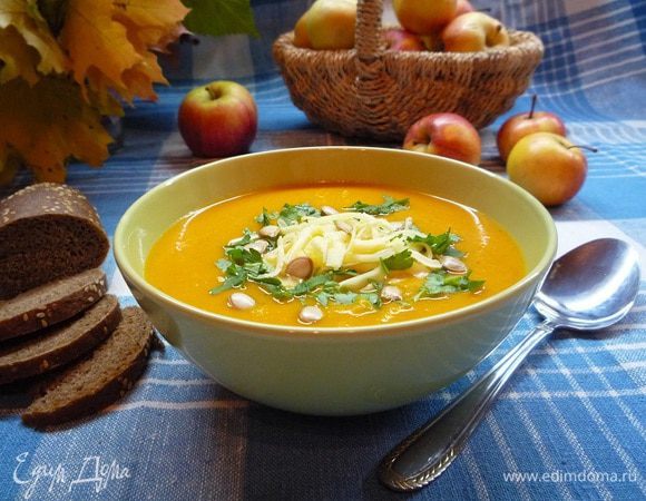 Крем-суп можно подавать с натертым твердым сыром и зеленью, посыпав тыквенными семечками, а можно добавить ложку тыквенного масла и подавать с чесночными гренками!!! Приятного аппетита!!!