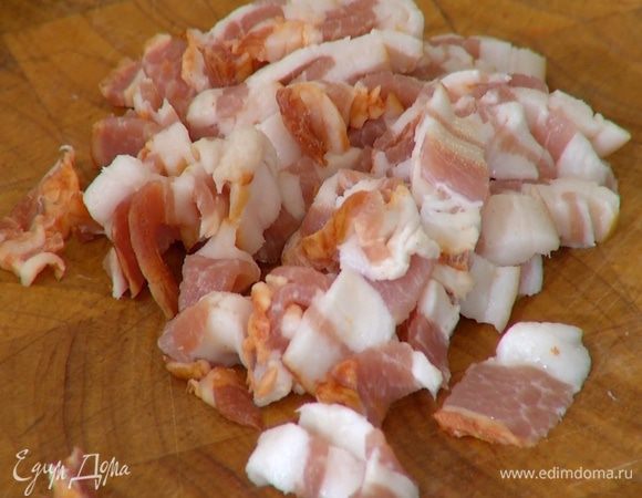 Грудинку для соуса нарезать маленькими кусочками.