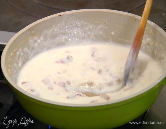 Приготовить соус: муку добавить в сковороду с грудинкой, перемешать и обжарить муку до золотистого цвета, затем, непрерывно помешивая, небольшими порциями влить стакан молока и горячий куриный бульон.