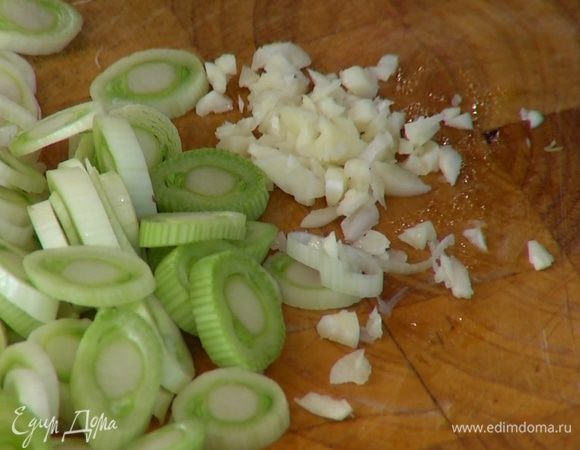 Чеснок почистить, раздавить плоской стороной ножа и мелко порубить.
