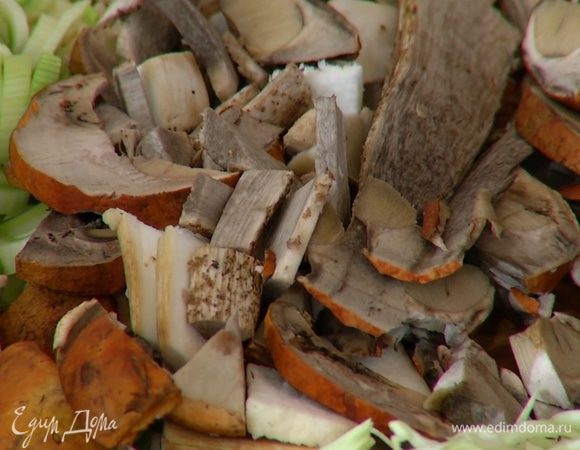Грибы порезать не слишком мелко.