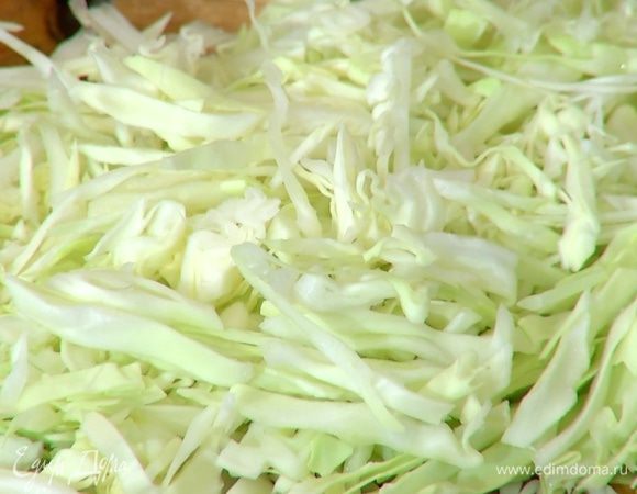 Капусту тонко нашинковать.