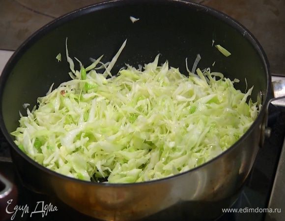 Разогреть в глубокой сковороде оставшееся оливковое и сливочное масло, обжарить порей и чеснок, затем добавить капусту, все перемешать, еще немного обжарить и посолить.
