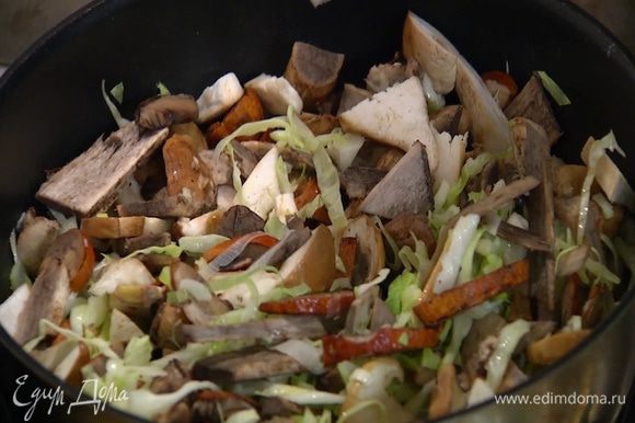 Добавить в сковороду грибы, перемешать, еще немного посолить и готовить 3–5 минут, не накрывая крышкой.