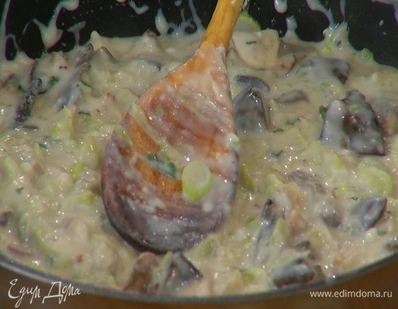 К грибам с овощами добавить натертый сыр, петрушку, перемешать, обжарить еще немного, затем добавить соус с грудинкой, еще раз все перемешать, переложить со сковороды в другую посуду и остудить.