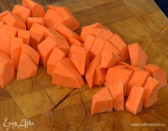 Батат почистить, нарезать небольшими кусочками и варить в кипящей воде 10–15 минут до готовности.