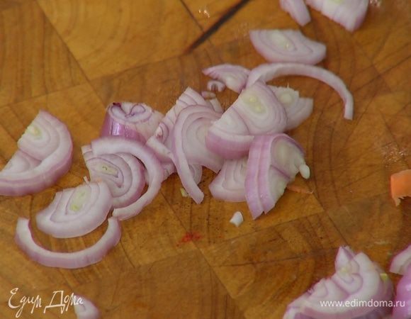 Шалот почистить и порезать тонкими полукольцами.