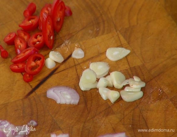 Чеснок почистить и нарезать пластинками.