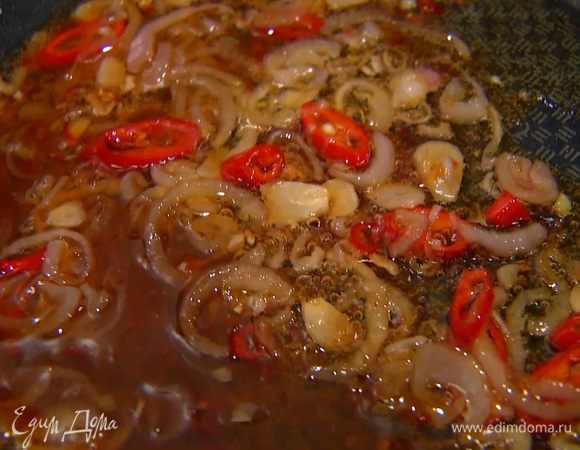 Всыпать в сковороду сахар и дать ему раствориться, затем добавить соус чили, рыбный соус и все перемешать.