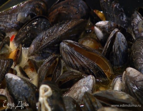 Мидии выложить к овощам, залить белым вином, накрыть крышкой и интенсивно потрясти сковороду из стороны в сторону, затем влить стакан горячей воды, накрыть сковороду крышкой и готовить 7–10 минут, после чего нераскрывшиеся мидии выбросить.