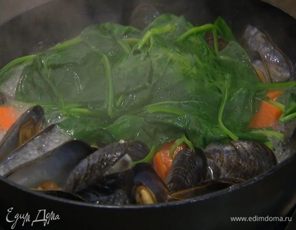 Готовый батат выложить в сковороду с мидиями, добавить шпинат, накрыть крышкой и дать шпинату поплыть, затем выключить огонь.