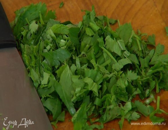 Мяту, базилик, кинзу порубить.
