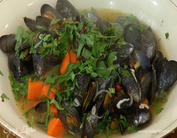 Мидии с бататом выложить в большое блюдо, посыпать измельченной зеленью и хлопьями паприки.