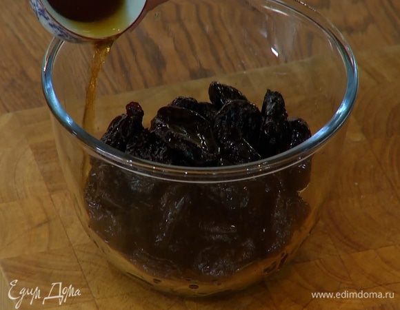 Чернослив выложить в глубокую посуду, добавить зерна кардамона, влить ром, все перемешать и дать постоять полчаса-час, затем алкоголь слить.