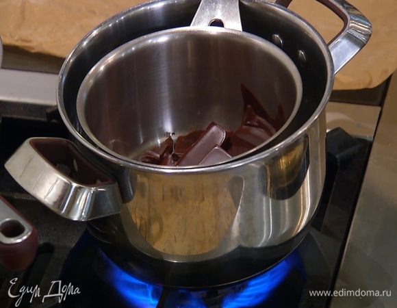Шоколад растопить на водяной бане.